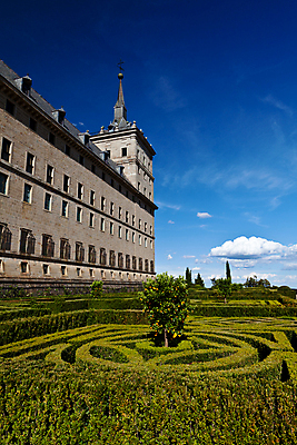 포토 JPG 해외이미지 식물 구름 건축물 유럽 여행 건축양식 자연 하늘 귤 풍경 잔디 사람없음 건물 여름 파란색 상자 교회 탑 정원 스페인 관목 조경 상록수 수도원 정중 스타일 해외202004 해외포토 자연요소 나무 계절 건축 나라 컬러 컨셉 과일 종교건축 생태계 파일형식 이미지허브