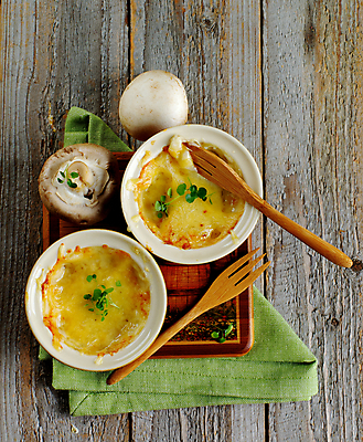 포토 JPG 해외이미지 음식 채소 치즈 사람없음 빛 갈색 시골 신선 황금 맛 인스턴트 냅킨 날것 성분 건강식 그라탱 캐서롤 핸드메이드 해외202004 해외포토 컬러 컨셉 유제품 서양음식 용기_그릇 파일형식 이미지허브