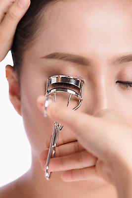 포토 JPG 해외이미지 손 여자 실내 한명 들기 동양인 근접촬영 상반신 성인 앞모습 신체부위 뷰티 눈감음 잡기 속눈썹 흰배경 뷰러 성인여자한명만 해외202004 해외포토 1 뷰포인트 백그라운드 모션 사람 인종 내부 화장용품 흰색 눈썹 여자한명만 성인여자만 파일형식 이미지허브