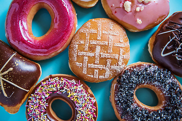 포토 JPG 해외이미지 음식 탁자 사람없음 상자 얼음 여러개 활발 대접 원형 도넛 달콤 뿌리기 머리위 장인 파스텔톤 해로움 프로스팅 해외202004 해외포토 자연요소 도형 컬러 가구 다수 컨셉 모션 디저트 맛 제빵 파일형식 이미지허브