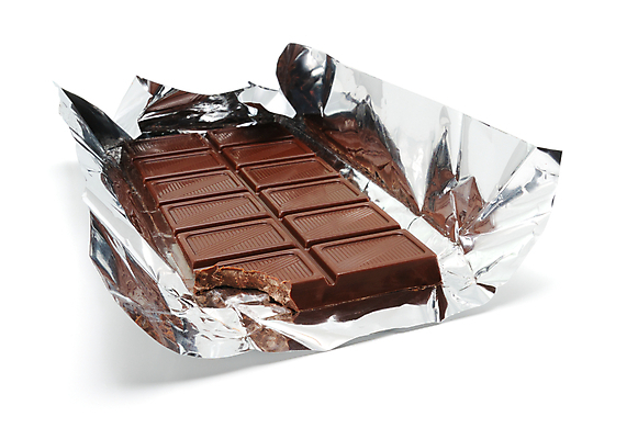 포토 JPG 해외이미지 음식 포장 디저트 사탕 사람없음 갈색 초콜릿 맛 은색 유혹 먹기 기아 배고픔 은박지 토막 욕심 해외202004 해외포토 컬러 컨셉 모션 사회이슈 파일형식 이미지허브