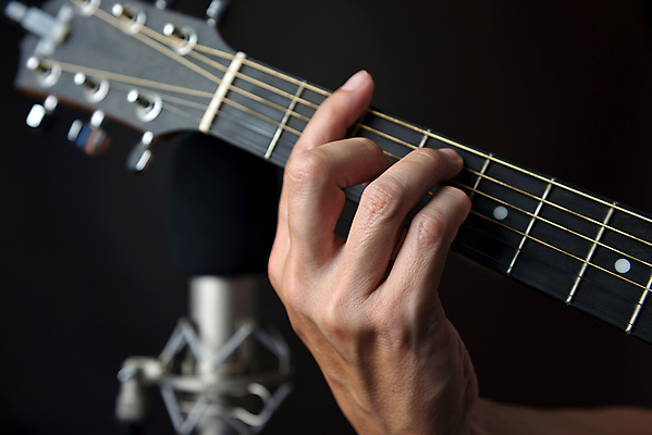 포토 JPG 해외이미지 모델 손 행복 줄 음악 백그라운드 한명 사람 여러명 가로 금속 검은색 소리 콘서트 공연 연주자 음악가 장비 기구 기타 잡기 바 마이크 예술가 방송 F 뮤지컬 조율 카피스페이스 해외202004 해외포토 직업 1 알파벳 감정 컬러 음향기기 다수 모션 재질 현악기 문화예술 이벤트 신체부위 공백 파일형식 이미지허브