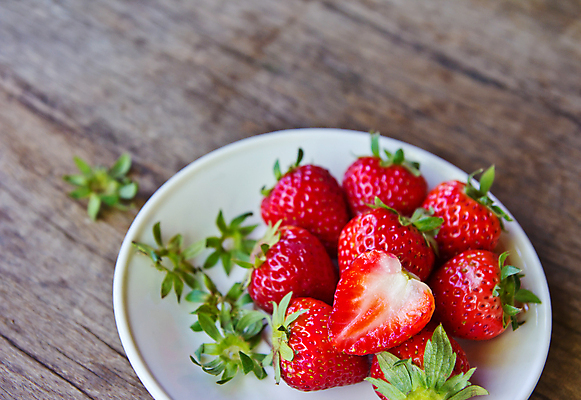 포토 JPG 해외이미지 접시 음식 다이어트 과일 자연 딸기 디저트 건강 사람없음 목재 빨간색 초록색 신선 달콤 유기농 내추럴 해외202004 해외포토 나무 식기 웰빙 컬러 재료 맛 생태계 파일형식 이미지허브