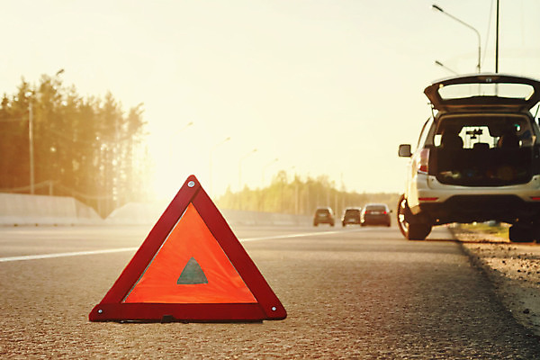 포토 JPG 해외이미지 주간 도로 자동차 사람없음 야외 삼각형 위험 비상등 해외202004 해외포토 자연요소 도형 길 육상교통 컨셉 교통시설 파일형식 이미지허브