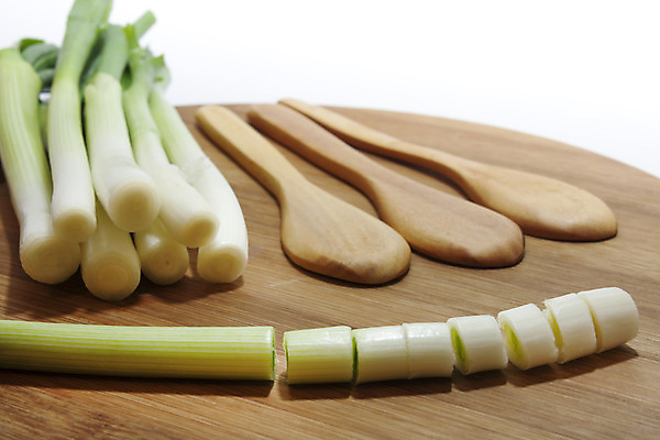 포토 JPG 해외이미지 식물 음식 백그라운드 컨셉 잎 농업 채소 전구 양파 건강 사람없음 목재 초록색 숟가락 봄 샐러드 흰색 신선 다발 허브 날것 성분 내추럴 쪽파 채식주의자 해외202004 해외포토 나무 계절 산업 컬러 재료 수저 채식 파 파일형식 이미지허브