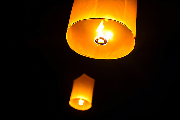 포토 JPG 해외이미지 전통 손 행복 아시아 별 종교 종이 문화 여행 오렌지 가족 태국 하늘 불 폭죽 사람 동양인 사람없음 야외 빨간색 물 빛 파티 여행객 믿음 축제 희망 등불 램프 축하 뜨거움 행운 야간 심볼 사인 풍선 해외202004 해외포토 자연요소 감정 나라 컬러 컨셉 과일 관계 조명 인종 이벤트 신체부위 파일형식 이미지허브