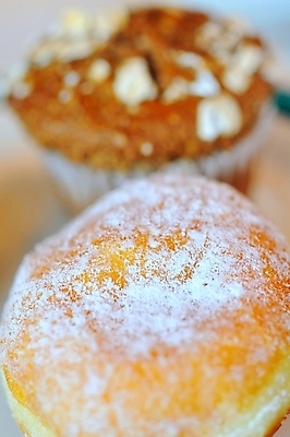 포토 JPG 해외이미지 접시 음식 다이어트 디저트 건강 사람없음 과자 식사 빵집 흰색 신선 도넛 달콤 맛 아침식사 설탕 굽기 먹기 질감 심플 페스츄리 핸드메이드 해외202004 해외포토 식기 빵 컬러 컨셉 모션 상점 구이 파일형식 이미지허브