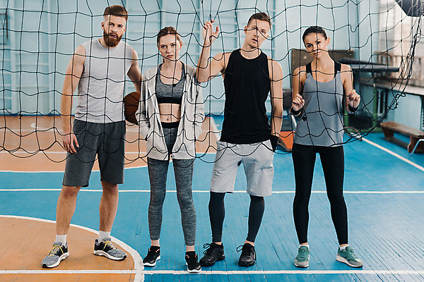 포토 JPG 해외이미지 백인 라이프스타일 여자 남자 유럽 스포츠 포즈 함께함 실내 서기 사람 여러명 성인 친구 운동복 운동 우정 자신감 배구 체육관 심각 해외202004 해외포토 서양인 옷 감정 나라 다수 컨셉 관계 모션 건강 내부 생활 구기 파일형식 이미지허브