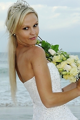 포토 JPG 해외이미지 모델 응시 드레스 여자 꽃 행복 얼굴 모래 바다 포즈 결혼 백그라운드 하늘 한명 사람 성인 야외 물 파란색 금발 유행 꿈 흰색 피부 순수 내추럴 완벽 해외202004 해외포토 자연요소 식물 1 헤어스타일 시선 옷 감정 컬러 컨셉 이벤트 신체부위 파일형식 이미지허브