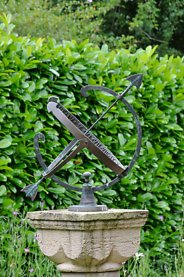 포토 JPG 해외이미지 모양 식물 시계 건축양식 잉글랜드 사람없음 야외 장식 초록색 울타리 태양 금속 정원 바위 화려 다이얼 옛날 정중 스타일 해외202004 해외포토 자연요소 건축 컬러 컨셉 재질 영국 담장 돌_바위 파일형식 이미지허브