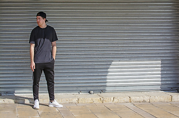 포토 JPG 해외이미지 백인 모델 라이프스타일 외관 응시 옷 남자 감정 산업 여유 얼굴 벽 백그라운드 셔츠 생각 거리 한명 서기 사람 성인 야외 금발 햇빛 금속 검은색 기댐 표현 도시 자신감 시원함 철 질감 골절 캡모자 스타일 카피스페이스 해외202004 해외포토 서양인 모자_잡화 1 헤어스타일 시선 컬러 상의 의학 모션 재질 생활 신체부위 태양 공백 파일형식 이미지허브