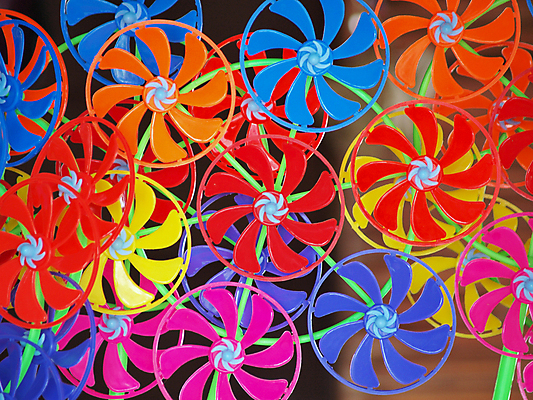 포토 JPG 해외이미지 곡선 오렌지 놀이 기술 사람없음 옆모습 장식 가로 빨간색 초록색 파란색 장난감 노란색 활발 기쁨 풍차 소용돌이 바퀴 원형 칼날 괴짜 플라스틱 불기 입장 묘사 되감기 해외202004 해외포토 도형 감정 선 뷰포인트 컬러 컨셉 과일 모션 재질 회오리 파일형식 이미지허브