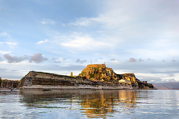 포토 JPG 해외이미지 나무 구름 벽 바다 섬 자연 하늘 풍경 사람없음 여름 관광지 태양 반사 맑음 바위 성 그리스 언덕 박물관 코르푸 해외202004 해외포토 자연요소 식물 건축물 계절 유럽 여행 날씨 돌_바위 생태계 파일형식 이미지허브