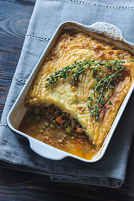 포토 JPG 해외이미지 접시 음식 토마토 채소 탁자 영국 감자 건강 육류 요리 사람없음 목재 초록색 갈색 저녁식사 소고기 껍질 시골 양치기 정상 굽기 먹기 허브 완두콩 냅킨 후추 양고기 점심식사 다진 백리향 핸드메이드 해외202004 해외포토 나무 식물 직업 식기 유럽 컬러 가구 식재료 재료 모션 콩 식사 구이 향신료 파일형식 이미지허브