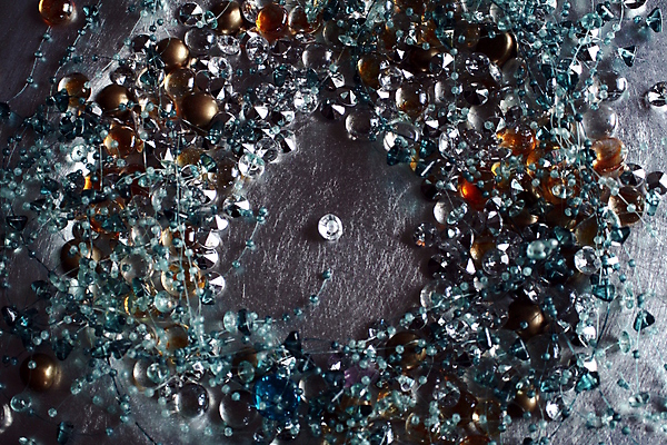 포토 JPG 해외이미지 접시 줄 크리스마스 목걸이 휴가 사람없음 장식 파란색 스파 화환 흰색 은색 매끈함 크리스탈 보석 질감 해외202004 해외포토 식기 기념일 꽃 컬러 장신구 감각 광석 파일형식 이미지허브