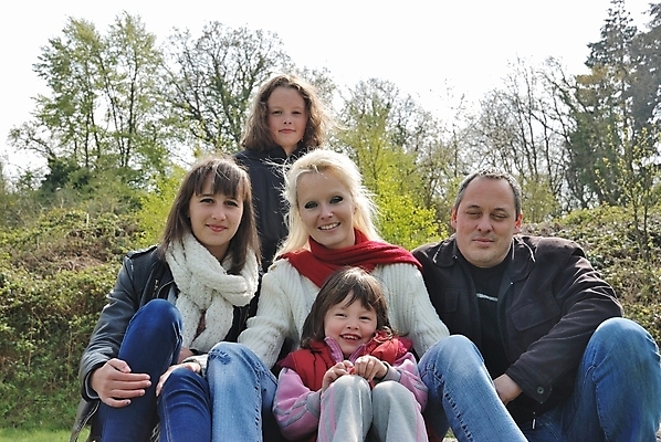 포토 JPG 해외이미지 라이프스타일 여자 딸 행복 얼굴 어린이 가족 관계 포옹 엄마 남편 주택 함께함 사람 여러명 성인 부모 표현 아내 아빠 긍정 언니 해외202004 해외포토 감정 다수 컨셉 안기 건물 생활 신체부위 자매 파일형식 이미지허브