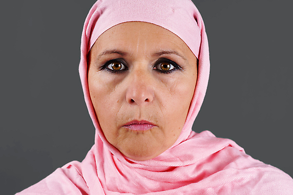 포토 JPG 해외이미지 전통 응시 시선 드레스 감정 종교 얼굴 분홍색 중년 중동 피곤 한명 사람 목도리 분노 표현 주름 닫기 암호 이슬람교 감옥 묘사 문제 성별 베일 숨기 신앙심 심각 아랍어 옛날 평등 해외202004 해외포토 1 잡화 옷 나라 컬러 컨셉 모션 성인 신체부위 파일형식 이미지허브