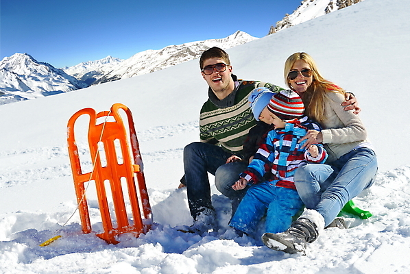 포토 JPG 해외이미지 주간 라이프스타일 여자 남자 행복 아들 어린이 겨울 가족 엄마 휴가 산 함께함 사랑 사람 앉기 소년 성인 야외 세명 설원 기쁨 추위 아빠 썰매 눈썰매장 해외202004 해외포토 자연요소 계절 감정 컨셉 관계 모션 눈_날씨 생활 파일형식 이미지허브