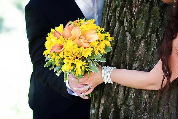 포토 JPG 해외이미지 백인 손 커플 드레스 여자 남자 꽃 행복 꽃다발 결혼 백그라운드 2 데이트 손가락 관계 결혼식 남편 함께함 발렌타인데이 사랑 사람 성인 사람없음 야외 터치 흰색 반지 잡기 아내 열정 약혼 통일 해외202004 해외포토 서양인 식물 옷 감정 컬러 컨셉 장신구 모션 데이이벤트 이벤트 신체부위 약속 파일형식 이미지허브