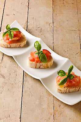 포토 JPG 해외이미지 빵 조각 잎 토마토 탁자 건강 마늘 사람없음 목재 시골 최고 애피타이저 자르기 유기농 소금 후추 바질 브루스케타 오레가노 채식주의자 해외202004 해외포토 나무 식물 웰빙 음식 가구 채소 재료 모션 향신료 채식 파일형식 이미지허브