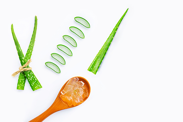 포토 JPG 해외이미지 스튜디오촬영 단면 실내 사람없음 초록색 흰배경 나무숟가락 알로에 해외202004 해외포토 식물 컬러 백그라운드 내부 숟가락 흰색 파일형식 이미지허브