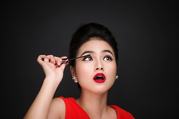 포토 JPG 해외이미지 응시 여자 검은배경 실내 한명 들기 동양인 상반신 성인 앞모습 뷰티 놀람 마스카라 아이메이크업 성인여자한명만 해외202004 해외포토 1 시선 감정 뷰포인트 백그라운드 모션 표정 사람 인종 내부 화장 검은색 화장품 여자한명만 성인여자만 파일형식 이미지허브