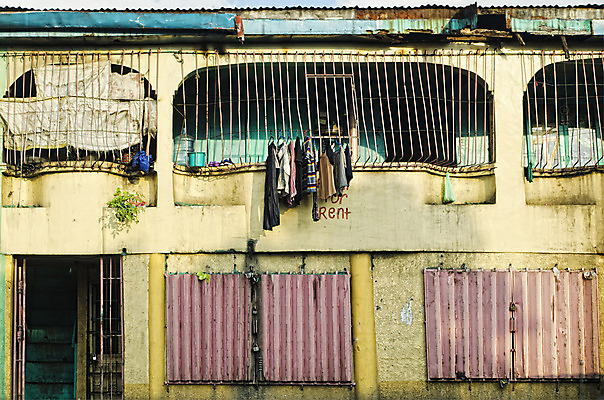 포토 JPG 해외이미지 아파트 사람없음 건물 노란색 오두막 가난 폐허 옛날 철강 콘크리트 해외202004 해외포토 건축물 컬러 컨셉 주택 파일형식 이미지허브