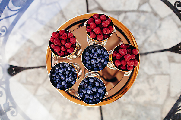 포토 JPG 해외이미지 라이프스타일 열매 음식 분홍색 백그라운드 과일 유리 탁자 딸기 디저트 건강 사람없음 빨간색 보라색 에너지 신선 달콤 매끈함 블루베리 산딸기 떨림 단백질 스무디 해외202004 해외포토 식물 음료 컬러 가구 모션 재질 생활 감각 맛 영양소 파일형식 이미지허브