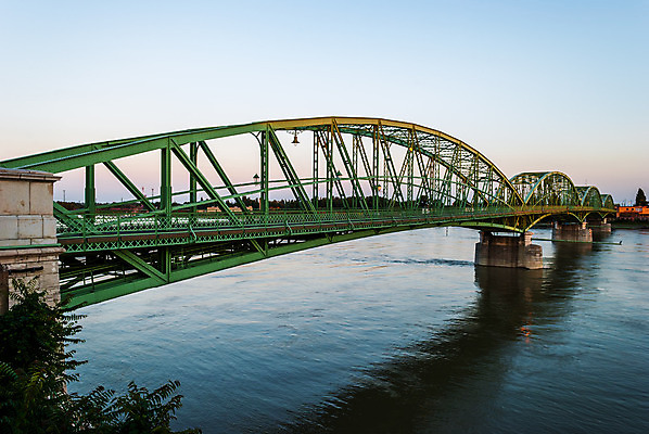 포토 JPG 해외이미지 유럽 도로 파도 건축양식 하늘 전등 사람없음 야외 물 강 반사 황혼 흐름 기둥 저녁 연결 다뉴브강 슬로바키아 철강 콘크리트 해외202004 해외포토 자연요소 건축 나라 길 바다 컨셉 교통시설 조명 일몰 야간 파일형식 이미지허브