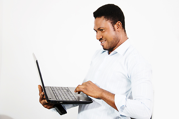 포토 JPG 해외이미지 학생 라이프스타일 응시 남자 문화 인터넷 통신 한명 미소 사람 성인 노트북 컴퓨터 잡기 작업 연결 그루밍족 해외202004 해외포토 1 시선 모션 표정 생활 전자제품 뷰티 파일형식 이미지허브