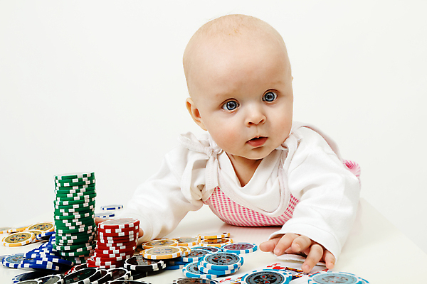 포토 JPG 해외이미지 백인 얼굴 어린이 돈 놀이 탁자 성공 한명 소년 빨간색 초록색 파란색 게임 흰색 표현 아기 우승 도박 작음 카지노 클럽 포커 고립 승자 해외202004 해외포토 서양인 1 남자 컬러 가구 컨셉 사람 신체부위 최고 트럼프 재산 크기 파일형식 이미지허브