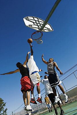 포토 JPG 해외이미지 전신 백인 남자 스포츠 로우앵글 공 놀이 하늘 프레임 농구 서기 사람 여러명 20대 성인 야외 공중 세로 파란색 친구 운동복 손들기 바구니 점프 검은색 경쟁 우정 에너지 그룹 발사 테두리 경계 캘리포니아 5 점수 다민족 법정 플레이어 해외202004 해외포토 서양인 옷 뷰포인트 컬러 다수 컨셉 관계 모션 청년 숫자 구기 미국 파일형식 이미지허브