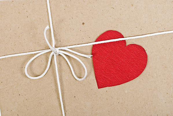 포토 JPG 해외이미지 종이 길 포장 휴가 발렌타인데이 선물 사랑 사람없음 빨간색 상자 갈색 라벨 쪽지 화물 하트 축하 신용카드 메시지 상품 자르기 편지지 활 패키지 질서 판지 조언 해외202004 해외포토 모양 감정 컬러 컨셉 모션 데이이벤트 프레임 금융 운송업 예절 편지 파일형식 이미지허브