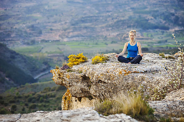 포토 JPG 해외이미지 백인 1 라이프스타일 웰빙 응시 여자 선 스포츠 여행 포즈 불교 요가 자연 휴식 산 건강 한명 사람 풍경 성인 야외 여름 운동 침묵 자유 엄지손가락 바위 정상 언덕 명상 위치 아사나자세 해외202004 해외포토 서양인 시선 계절 종교 컨셉 손가락 생활 소리 요가자세 돌_바위 생태계 파일형식 이미지허브