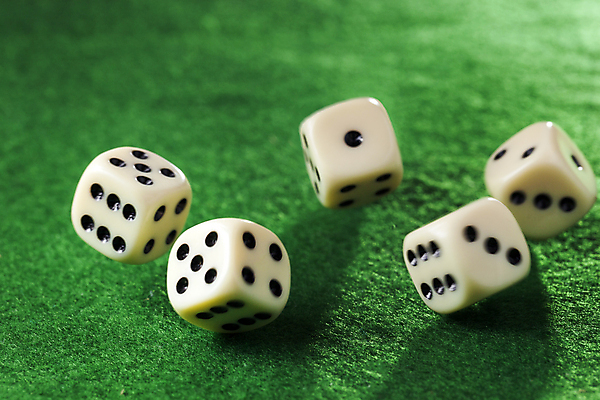 포토 JPG 해외이미지 백그라운드 모션 놀이 탁자 성공 사람없음 초록색 검은색 게임 흰색 우승 행운 던지기 도박 닫기 위험 큐브 카지노 주사위 기회 롤 5 펠트 해외202004 해외포토 컬러 가구 컨셉 숫자 최고 파일형식 천_직물 이미지허브