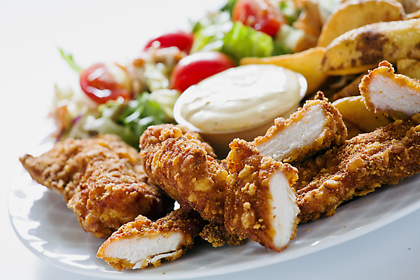 포토 JPG 해외이미지 접시 토마토 감자 사람없음 빨간색 초록색 노란색 식사 저녁식사 치킨 샐러드 튀김 흰색 점심식사 해외202004 해외포토 식기 음식 컬러 채소 닭고기요리 파일형식 이미지허브