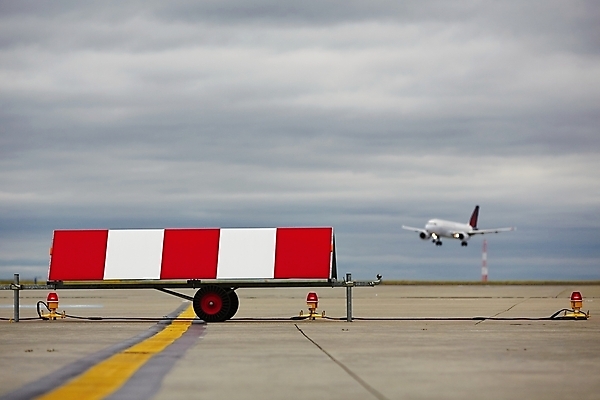 포토 JPG 해외이미지 구름 여행 교통시설 모션 하늘 비행기 안전 사람없음 야외 공항 방향 도착 항공 속도 활주로 제트기 네비게이션 대패 땅바닥 착륙 해외202004 해외포토 자연요소 길 교통 항공교통 대중교통 바닥 시설 파일형식 이미지허브