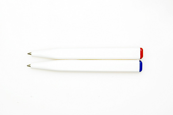 포토 JPG 해외이미지 디자인 교육 종이 길 백그라운드 컨셉 비즈니스 장신구 공 학교 잉크 사람없음 빨간색 파란색 빛 스터디 사무실 펜 볼펜 금속 검은색 쪽지 공책 희망 흰색 공구 기록 4 고급 우아함 은색 계획 플라스틱 묘사 오브젝트 사인 분수 싱글 그림 서명 고립 해외202004 해외포토 감정 컬러 재질 문구용품 학습 필기구 숫자 도구 파일형식 이미지허브