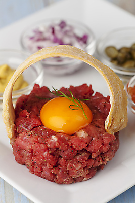 포토 JPG 해외이미지 접시 음식 빵 백그라운드 다이어트 재료 양파 건강 어류 스테이크 사람없음 목재 빨간색 식당 계란 식사 저녁식사 소고기 흰색 신선 반지 맛 머스터드 날것 연어 노른자 다진 오이피클 개조 해외202004 해외포토 나무 식기 컬러 컨셉 채소 장신구 서양음식 육류 상점 알 수중동물 소스_음식 피클 파일형식 이미지허브