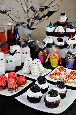 포토 JPG 해외이미지 접시 화분 탁자 디저트 실내 사람없음 장식 쿠키 주스 할로윈 유령 컵케이크 뇌 미라 병동 해외202004 해외포토 식기 음료 음식 가구 내부 케이크 파일형식 이미지허브