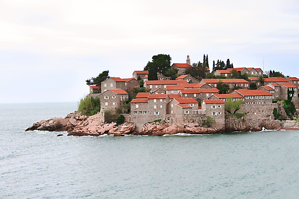포토 JPG 해외이미지 나무 유럽 바다 섬 여행 건축양식 하늘 호텔 지붕 낚시 산 주택 풍경 사람없음 건물 빨간색 초록색 물 파란색 마을 봄 바위 성 고급 휴양지 몬테네그로 발칸반도 부드바 옛날 해외202004 해외포토 자연요소 식물 건축물 계절 건축 나라 컬러 컨셉 숙소 레저 장소 돌_바위 파일형식 이미지허브