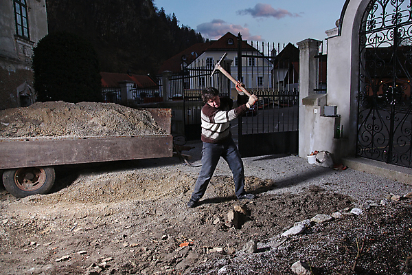포토 JPG 해외이미지 손 남자 장갑 모션 노동자 한명 서기 성인 야외 가로 정원 검은색 어둠 황혼 흙 도구 잡기 작업 끝 야간 심각 어려움 옛날 해외202004 해외포토 자연요소 직업 1 잡화 컬러 컨셉 사람 신체부위 일몰 파일형식 이미지허브