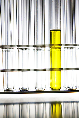 포토 JPG 해외이미지 산업 과학 백그라운드 유리 실험 사람없음 빨간색 물 약 노란색 장비 흰색 공구 투명 액체 실험실 바이러스 생명공학 약국 분석 사인 시험관 생물학 비커 미생물 유리그릇 튜브 발견 조제 개발 신맛 화학물질 해외202004 해외포토 자연요소 그릇 교육 컬러 컨셉 의학 재질 생물 실험기구 도구 화학 맛 만들기 파일형식 이미지허브
