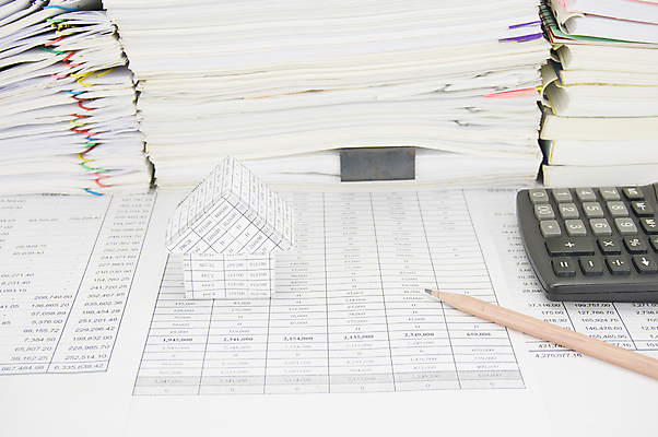 포토 JPG 해외이미지 종이 비즈니스 성공 설계 주택 사람없음 책 연필 갈색 쌓기 검은색 자료 계산기 흰색 업무 인쇄 보고서 문서 영수증 시트 계좌 옛날 해외202004 해외포토 컬러 컨셉 모션 문구용품 학용품 건물 금융 필기구 장비 작업 파일형식 이미지허브