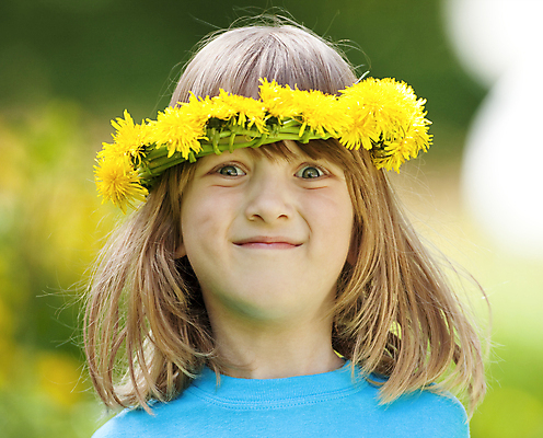 포토 JPG 해외이미지 백인 꽃 어린이 가족 한명 소년 금발 노란색 화환 봄 민들레 해외202004 해외포토 서양인 식물 1 헤어스타일 계절 남자 컬러 관계 사람 파일형식 이미지허브