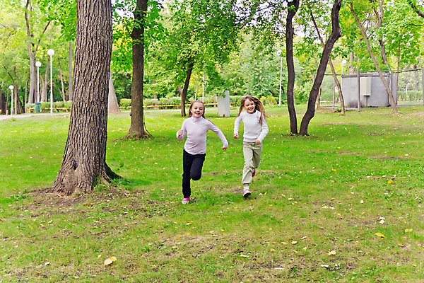 포토 JPG 해외이미지 백인 라이프스타일 여학생 여자 유럽 어린이 스포츠 포즈 2 놀이 휴식 미소 야외 두명 여름 달리기 운동 점프 흰색 춤 9 8 6 언니 7 해외202004 해외포토 서양인 학생 계절 나라 컬러 컨셉 가족 모션 문화예술 표정 건강 사람 생활 숫자 자매 파일형식 이미지허브