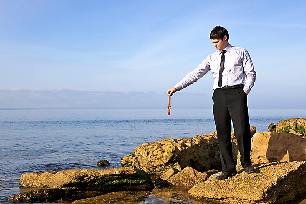 포토 JPG 해외이미지 바다 시계 자연 하늘 한명 파란색 손목시계 해외202004 해외포토 1 컬러 장신구 사람 생태계 파일형식 이미지허브