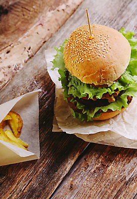 포토 JPG 해외이미지 패스트푸드 실내 사람없음 햄버거 인스턴트 정크푸드 웨지감자 종이호일 나무배경 해외202004 해외포토 음식 백그라운드 감자 내부 감자요리 파일형식 이미지허브