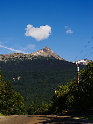 포토 JPG 해외이미지 모양 구름 도로 하늘 산 사람없음 봄 하트 알래스카 해외202004 해외포토 자연요소 계절 길 교통시설 미국 파일형식 이미지허브