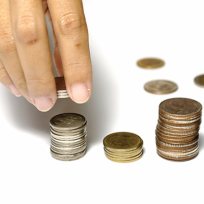 포토 JPG 해외이미지 손 실내 들기 근접촬영 신체부위 쌓기 동전 잡기 동전탑 놓기 해외202004 해외포토 뷰포인트 돈 모션 사람 내부 파일형식 이미지허브